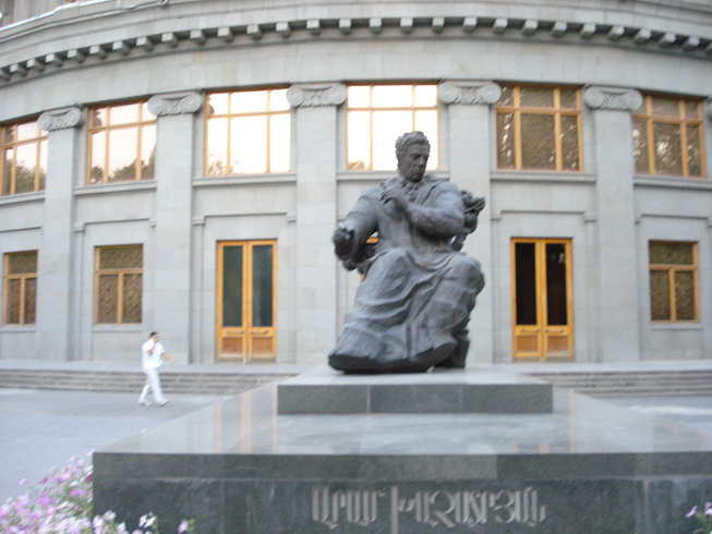 Оренбургский пуховый платок едет в гости в Ереван